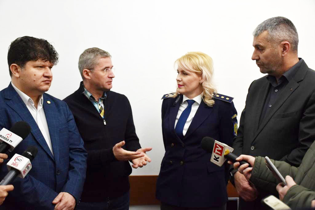 In urma demersurilor primarului Tiberiu Iacob-Ridzi, / Biroul de pasapoarte s-a redeschis la Petrosani