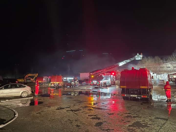 Incendiu la un depozit de piese auto pe strada Depozitelor din municipiul Deva. 