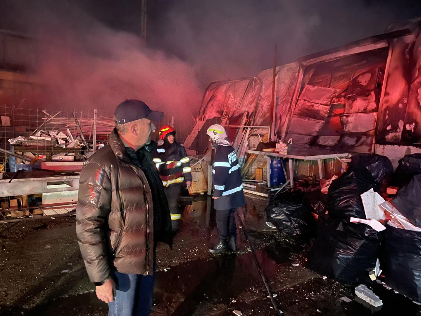Incendiu de proportii la un depozit de piese auto