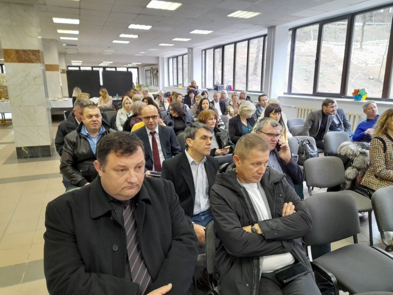 In sala de festivitati a Bibliotecii Universitatii din Petrosani / Trei proiecte europene ce vizeaza someri din judetele Hunedoara, Sibiu si Gorj, ce au ca beneficiari firma S.C.„Euro Jobs” Petrosani  si Asociatia CROFMPS, au fost lansate joi