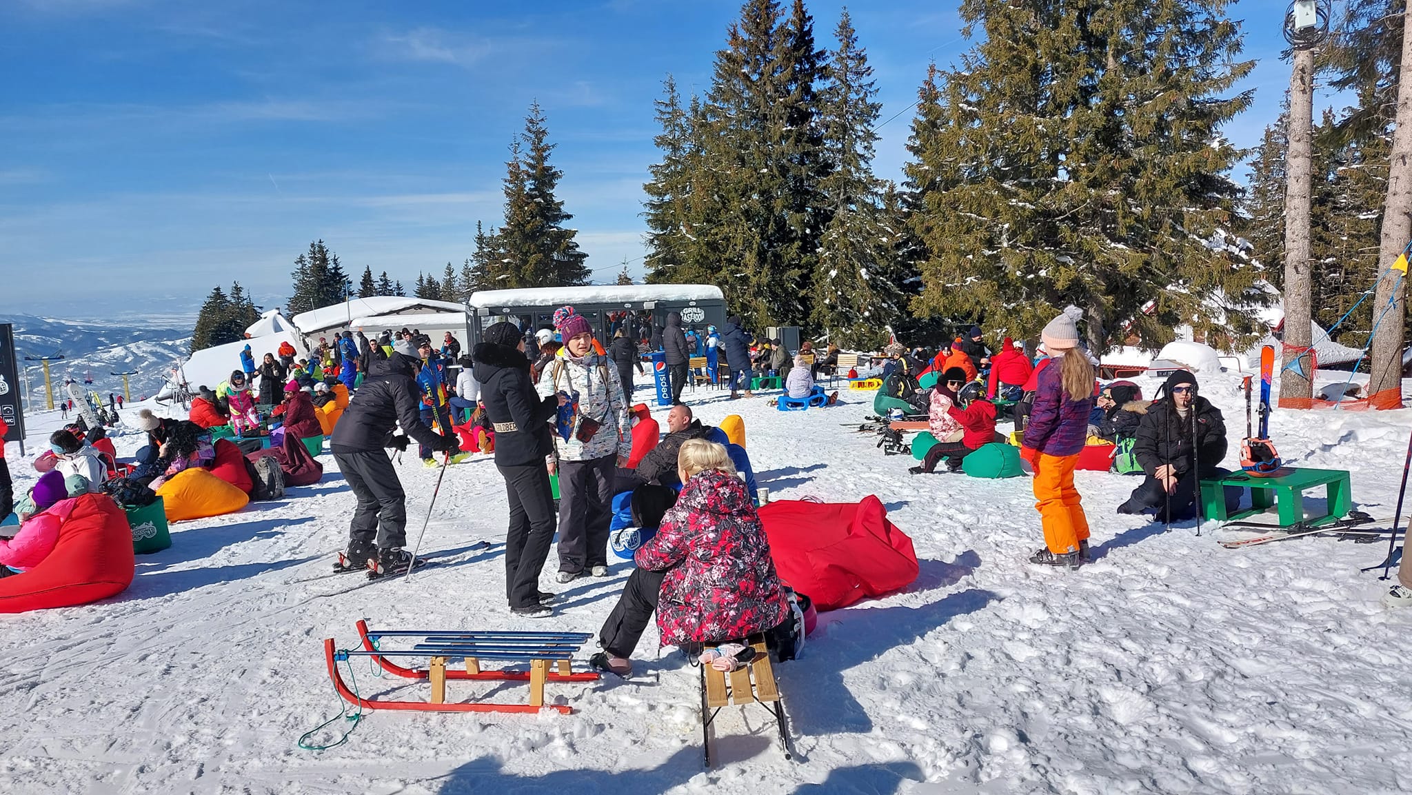 Pentru a doua oara la rand, la sfarsit de saptamana, / Parangul a fost luat cu asalt de turisti