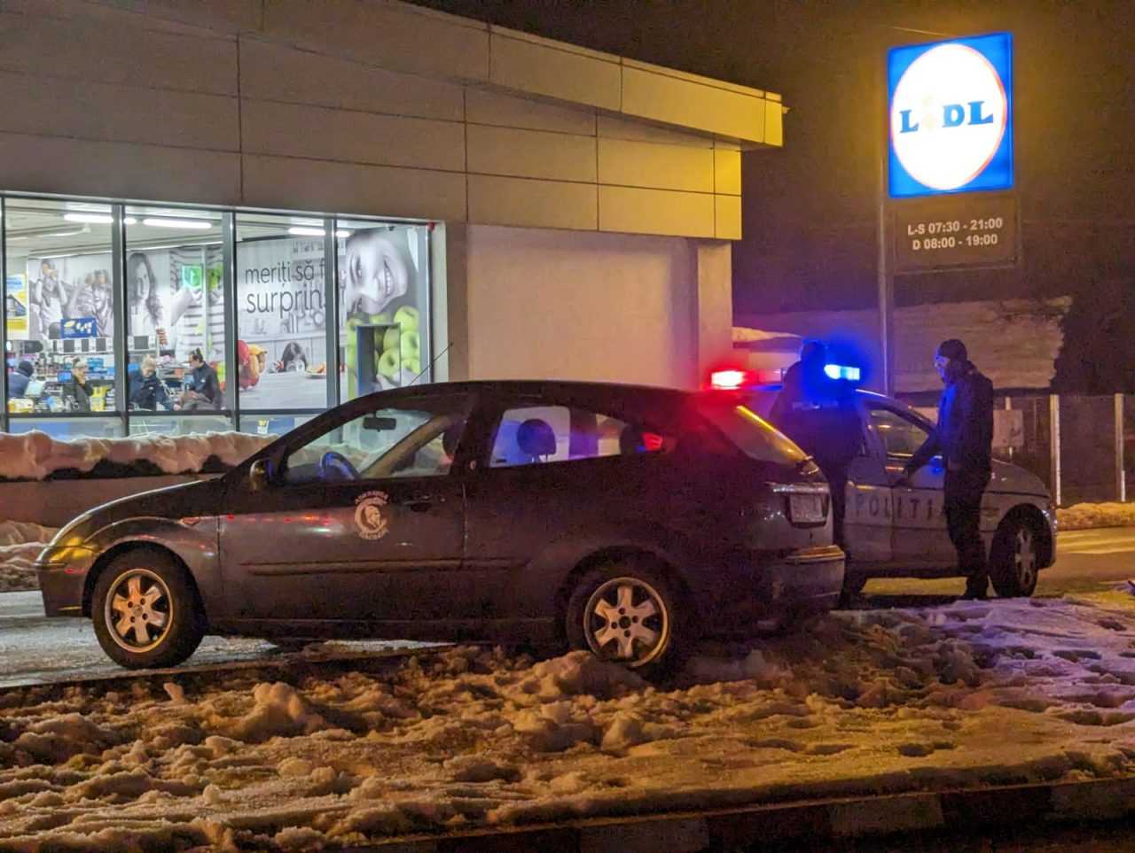 La limita intre ameteala si betie, / Un petrosenean a intrat in scuar