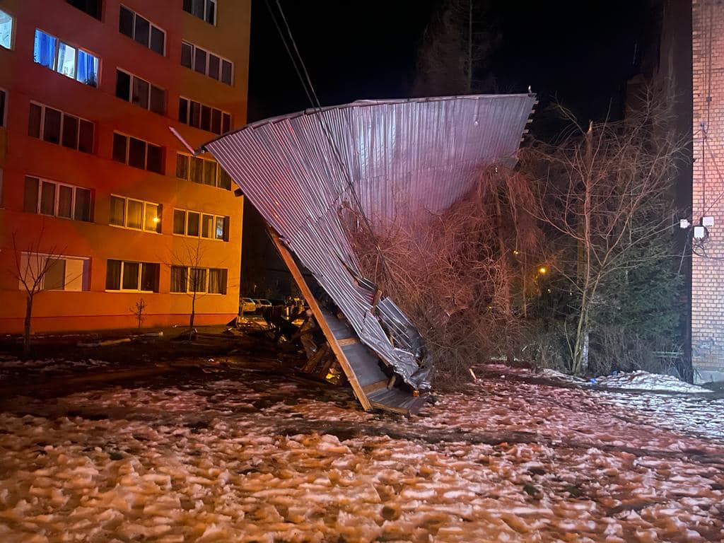 Petrila / Vantul a smuls acoperisul unui bloc