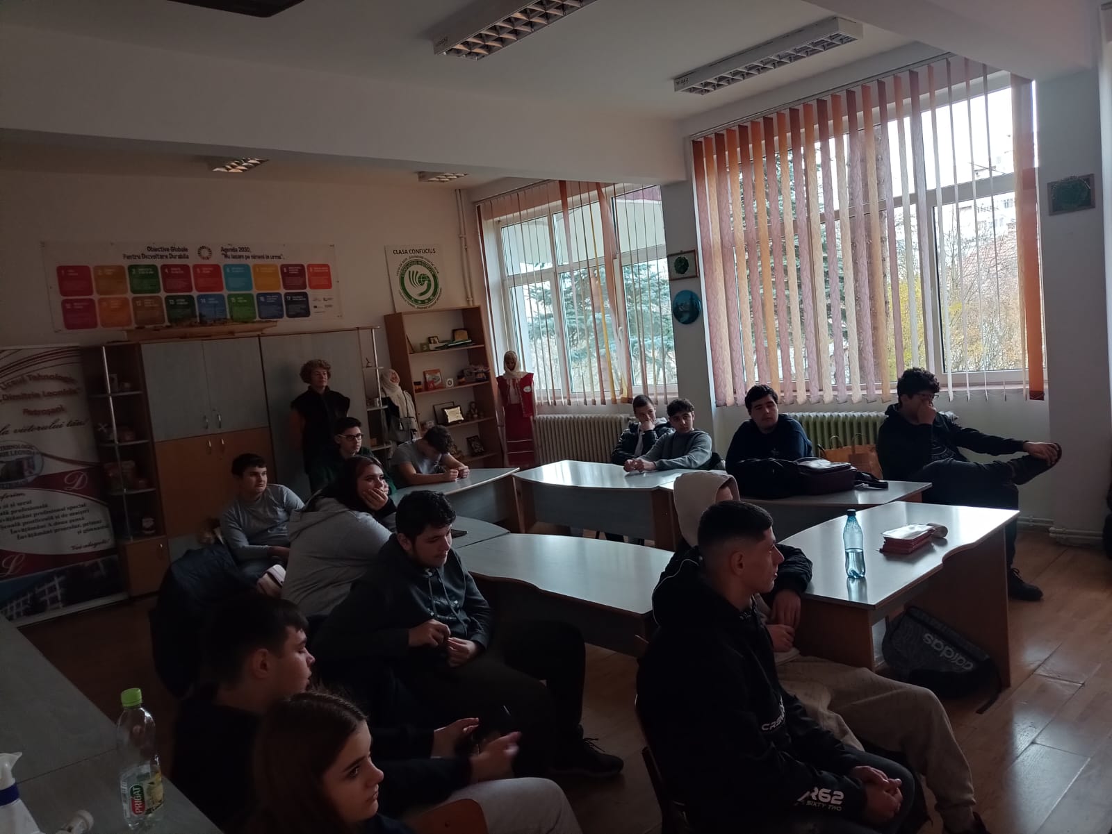In baza parteneriatului Crucea Rosie Petrosani – Primaria Petrosani, / Au inceput cursurile gratuite de prim-ajutor pentru elevii de scoli si licee
