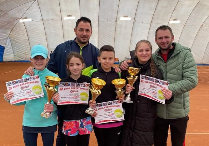 Tenis de camp / Rezultate bune pentru petroseneni