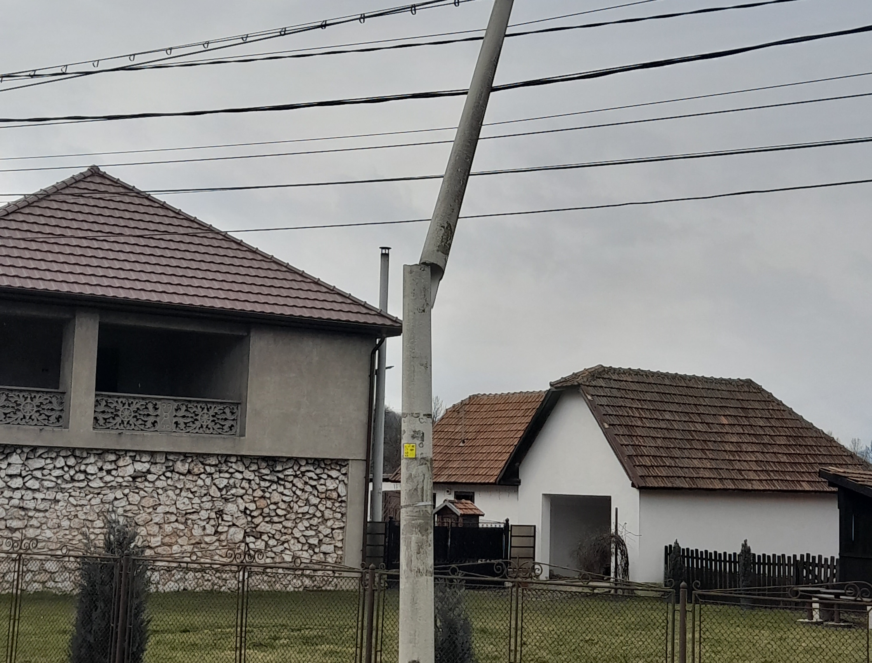 La Aninoasa / Dumnezeu ne scapa de cutremur, iar Orange de pericolul stalpilor de telefonie