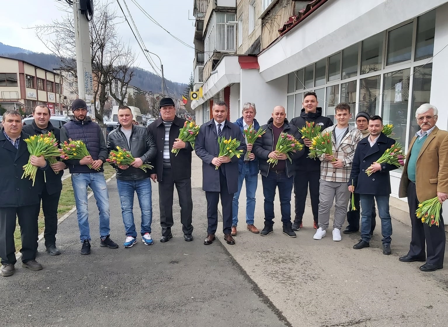 Explozie de culoare si frumos la Lupeni. Liberalii au daruit flori