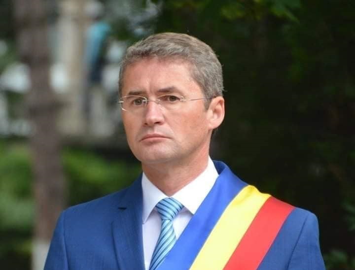 Primarul Iacob-Ridzi a semnat contractul de finantare: / Calea rutiera ce duce spre Statiunea Parang va fi modernizata