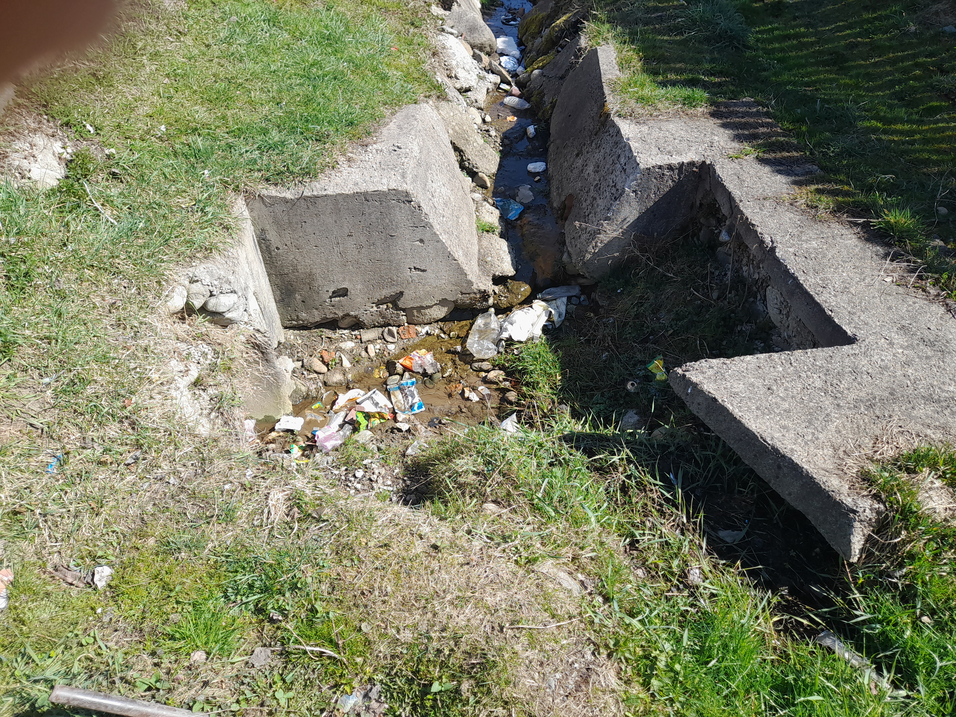 Desi sezonul ploilor si inundatiilor a inceput, / „Bosniacii” NU isi curata rigolele de scurgere a apei