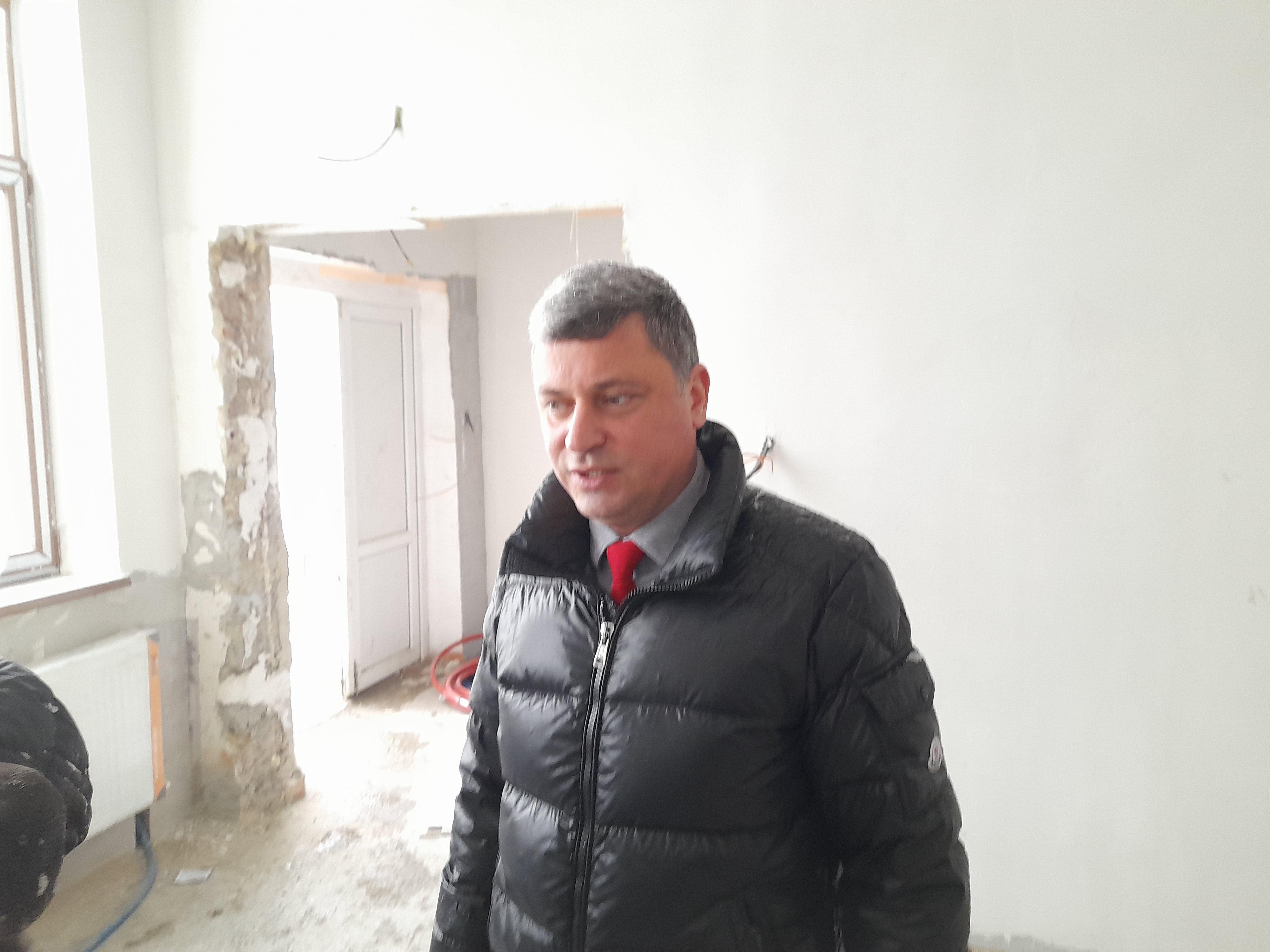 Lupeni. Cu primarul Resmerita pe santierele scolilor municipiului. Astazi: scolile gimnaziale 1 si 3