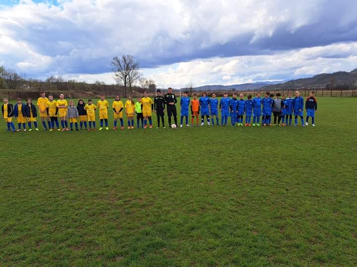 Tineretul – fara vacanta. Jucatorii echipelor de fotbal din cadrul Centrului de Copii si Juniori de la Club Sportiv Municipal (CSM) Deva au de jucat. 