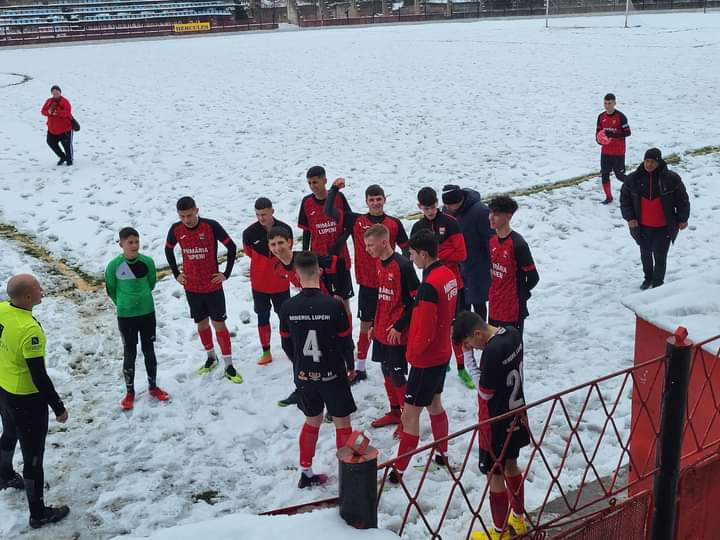 Fotbalistii de la Viitorul Lupeni au jucat pe „zapada mieilor”