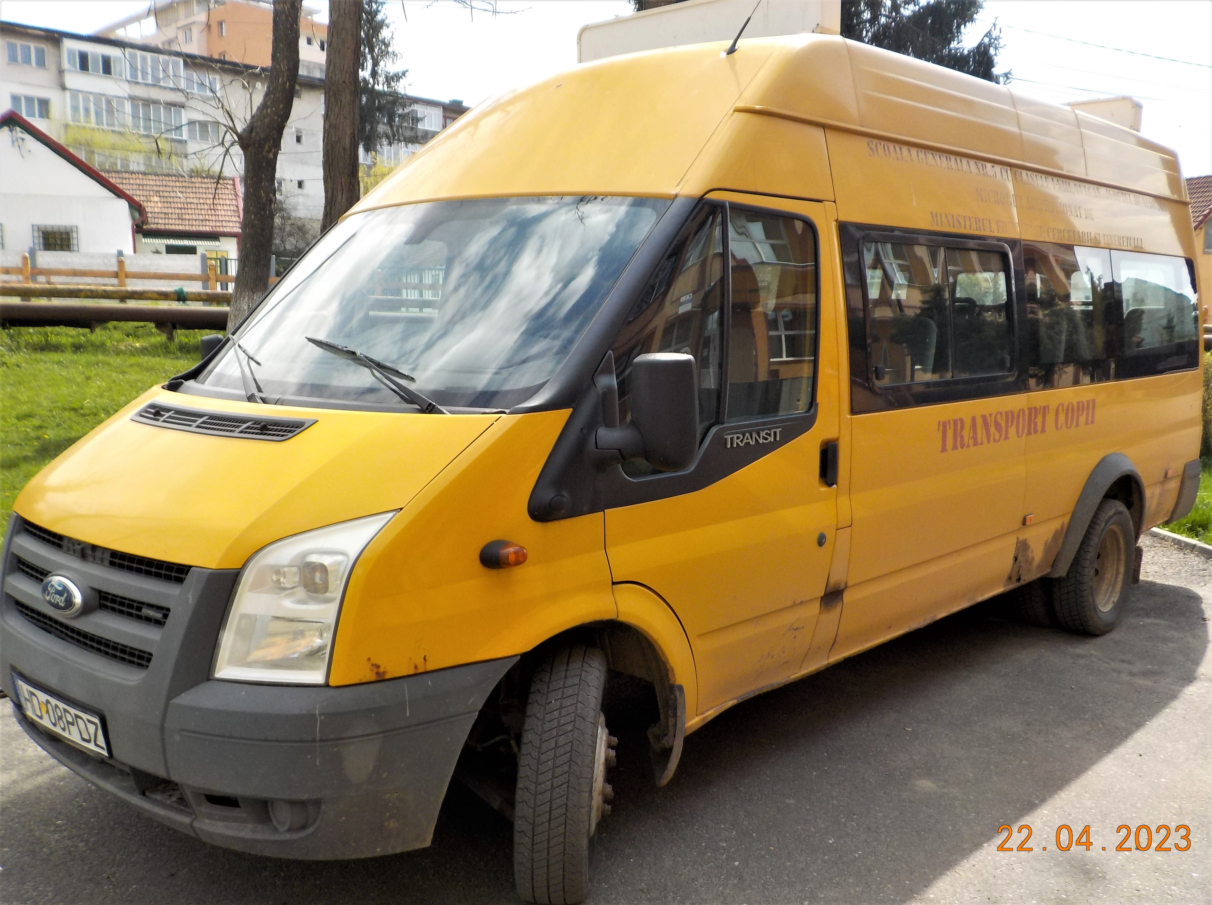 Vulcan. Harburile pe care scrie „Transport copii” vor fi trase pe dreapta