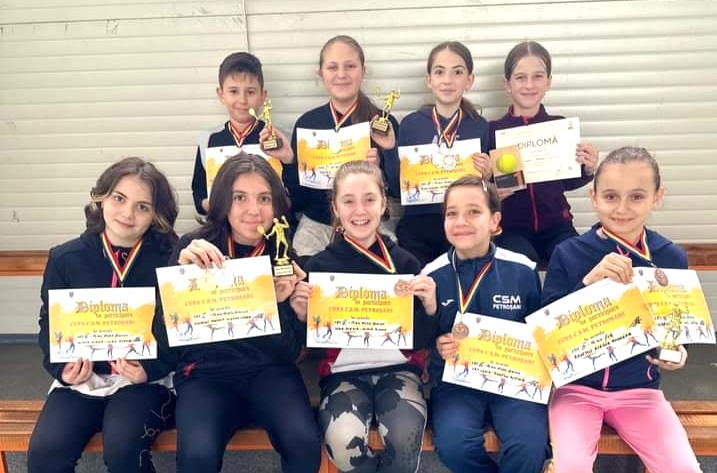 Tenis de camp. Rezultate bune pentru jiulisti si jiuliste