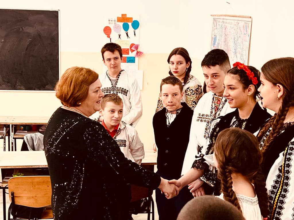 In cadrul Proiectului „Senat Junior”, / Lucica Dina Muntean, senator PNL, impreuna cu elevii si profesorii Scolii Gimnaziale Banita