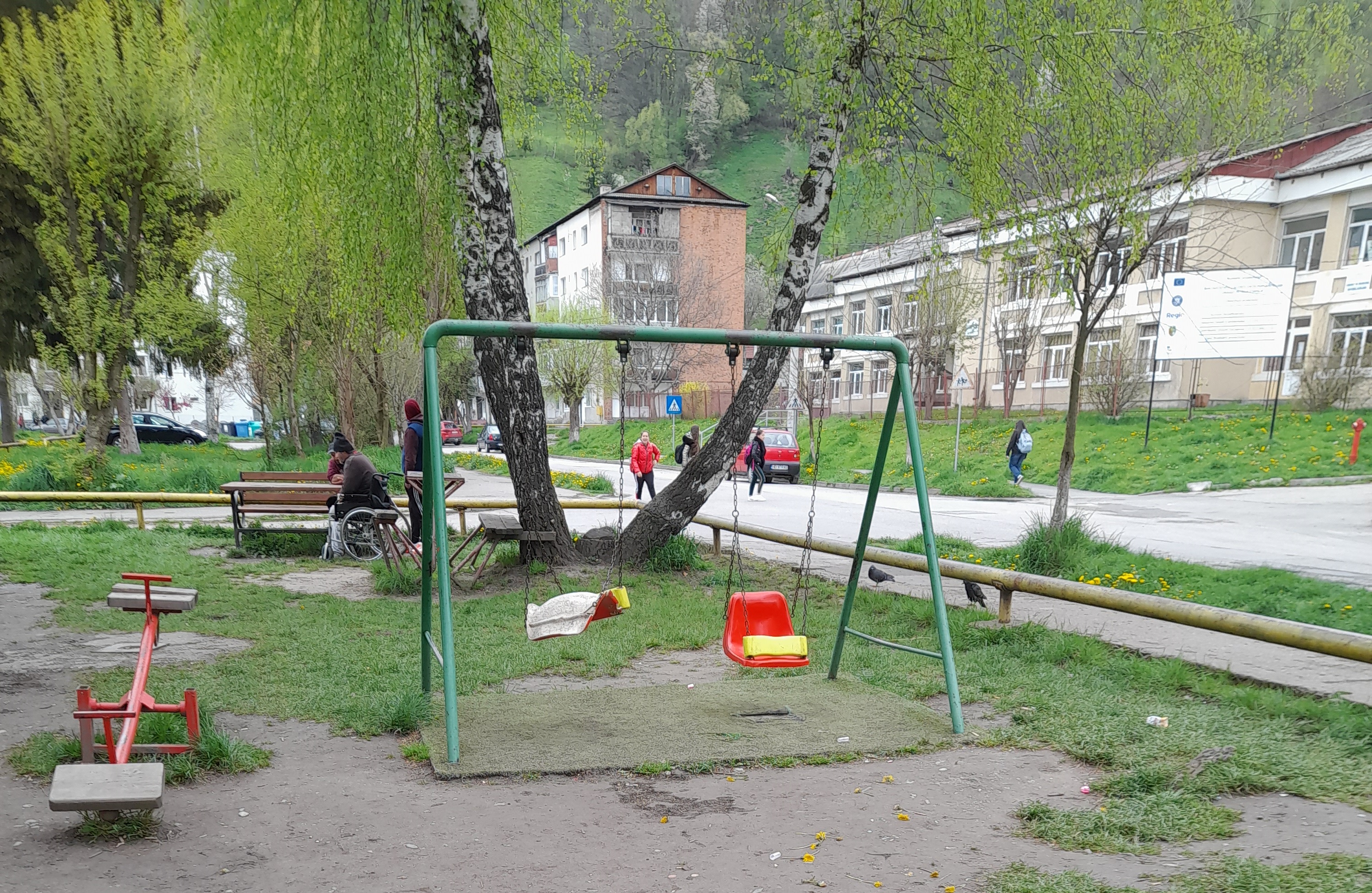 Am fost acolo si le putem raspunde cititorilor petrileni: / Locul de joaca din fata blocului 26  din Cartierul 8 Martie arata, intr-adevar, cum spun cetatenii: total neintretinut!