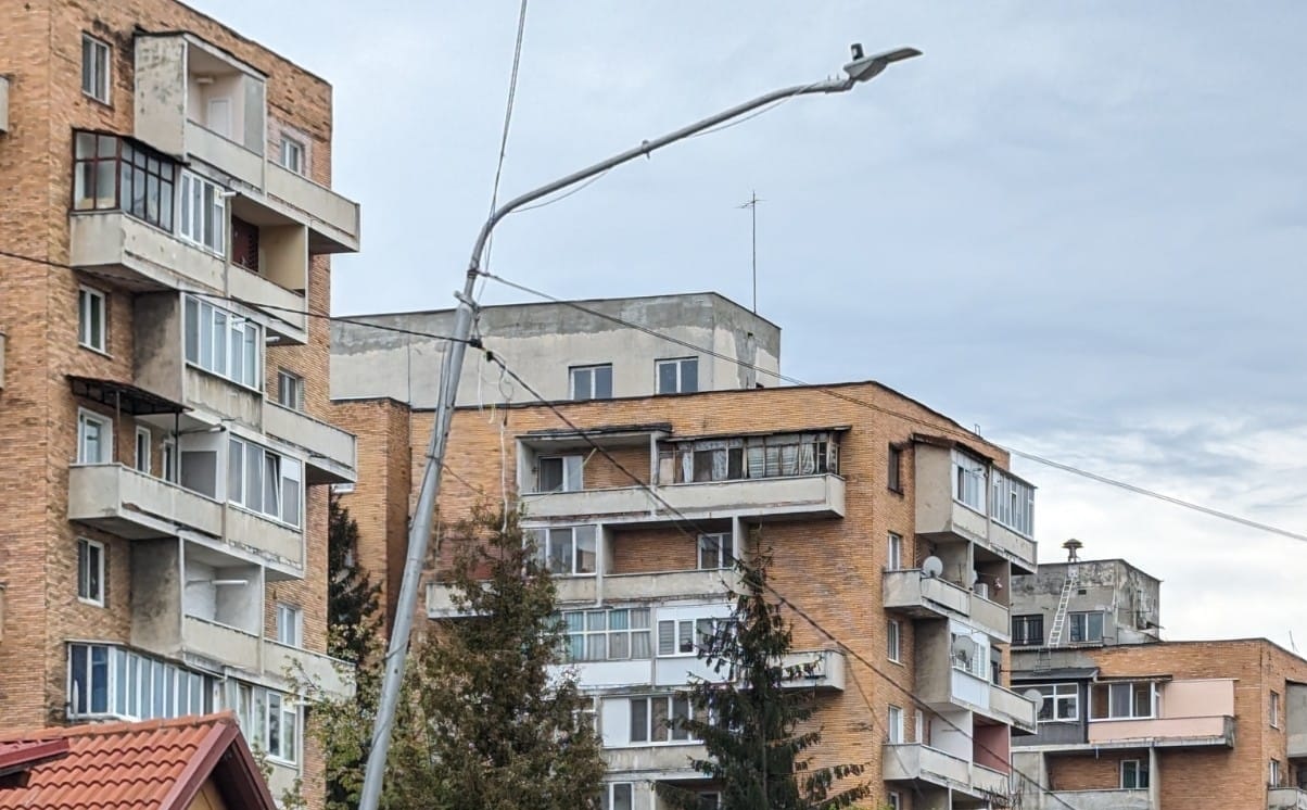 Petrosani. Pe cheltuiala primariei, pentru siguranta cetatenilor, / Stalpii de iluminat vor fi inlocuiti 