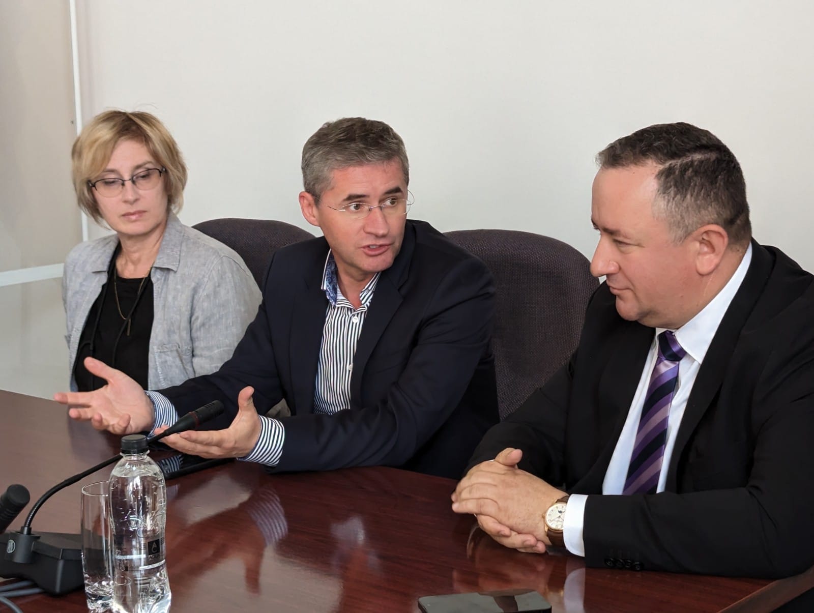 In asteptarea noului Contract-cadru, / Conducerea CAS Hunedoara si primarul Petrosaniului au avut, vineri, o intalnire cu medicii de familie