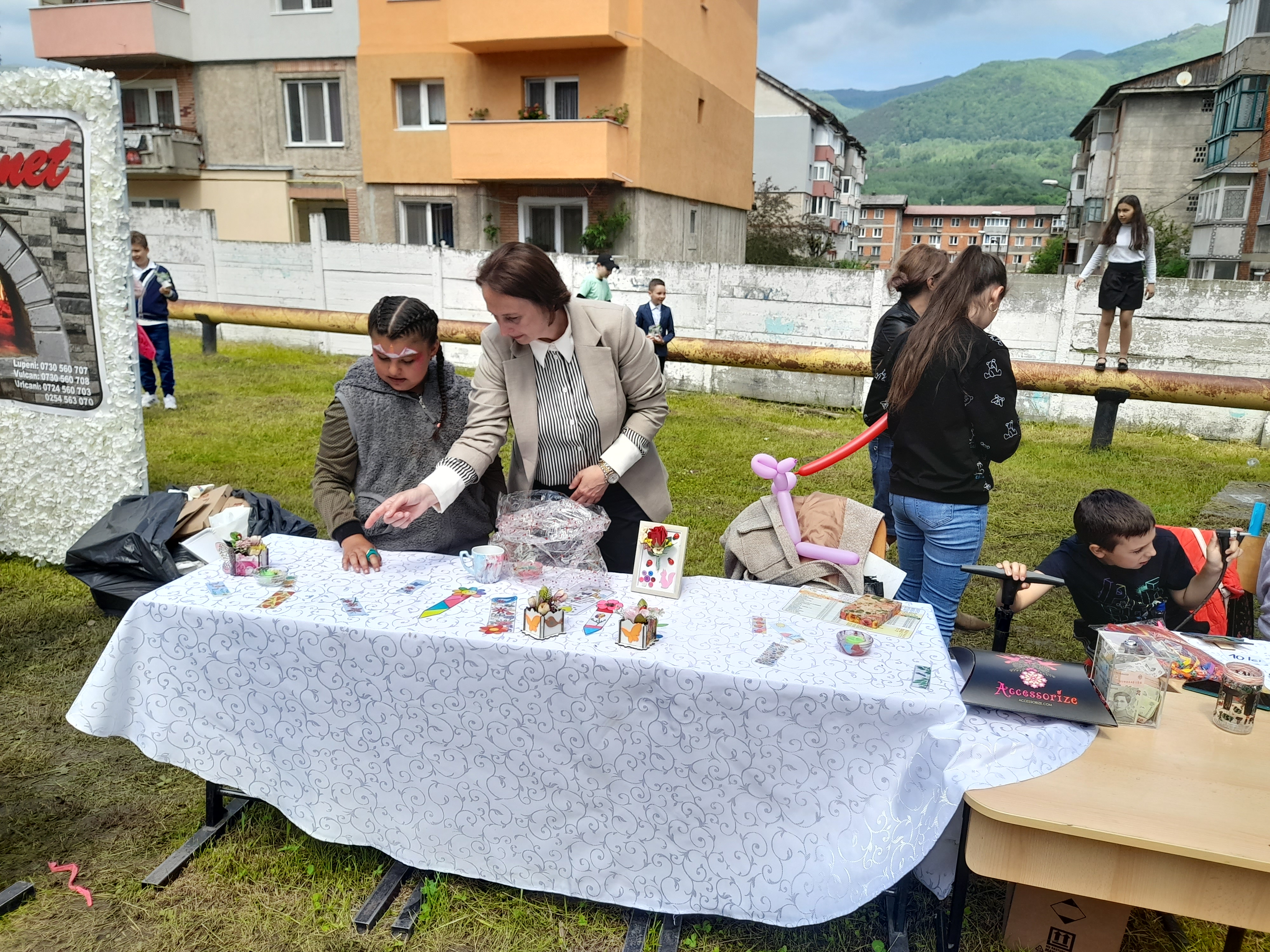 Luni, in curtea Scolii Gimnaziale nr. 3 Lupeni, am intalnit unul dintre cele mai frumoase si mai bine organizate targuri de produse si obiecte din scolile Vaii Jiului
