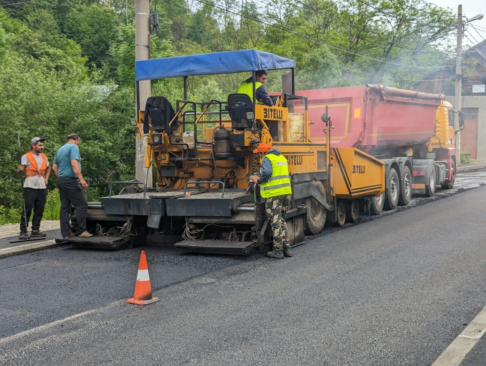 Petrosani. A inceput in forta turnarea covorului asfaltic pe strada Maleia