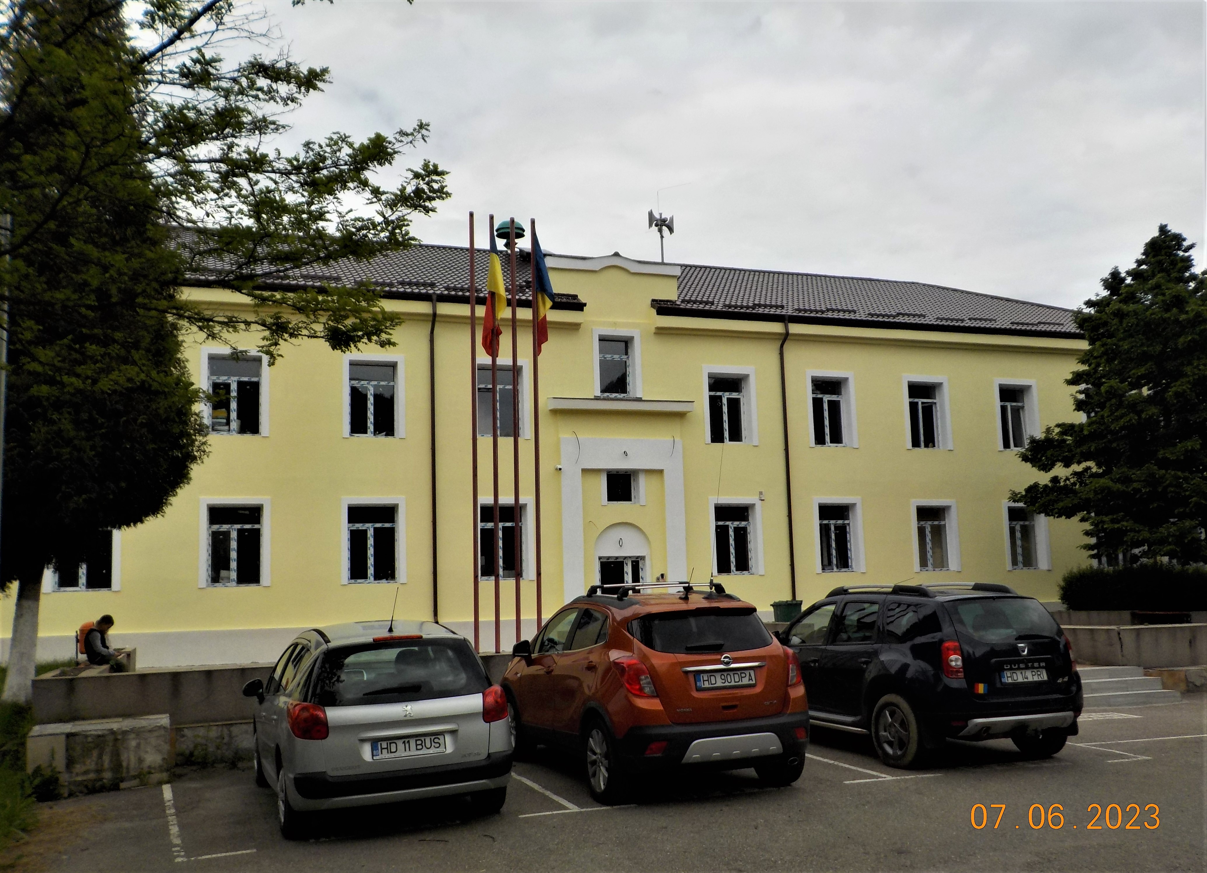 Uricani. Buhaescu si culoarea primariei