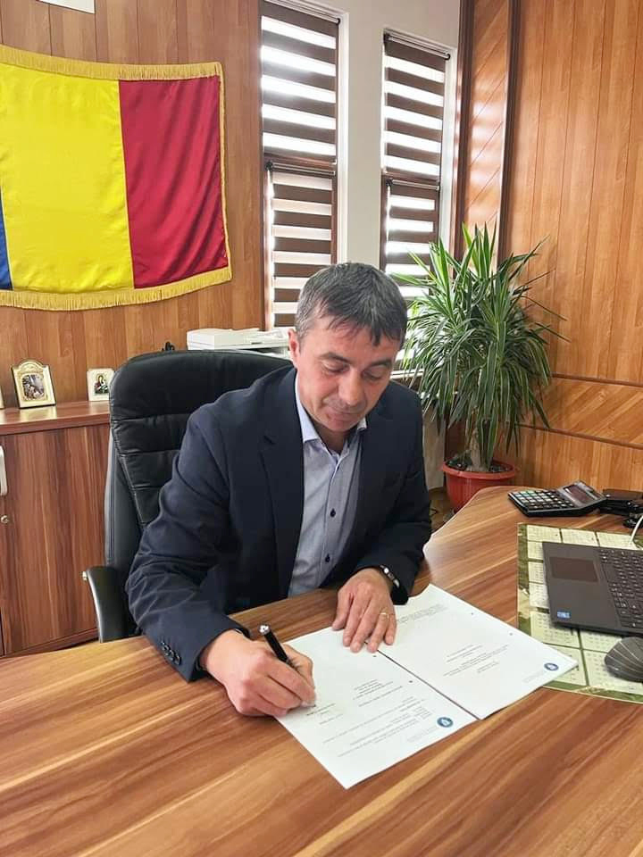 Hateganii isi renoveaza terenul de joc