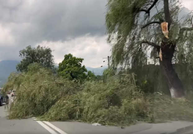 Furtuna serioasa miercuri, pagube minore la Petrosani si Petrila