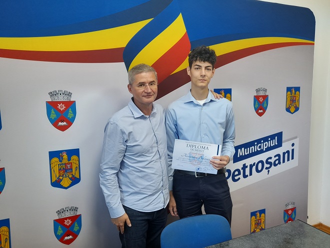In numele comunitatii petrosenene /„Baiatul de 10 (zece)” de la Colegiul „Mihai Eminescu” din Petrosani a fost premiat vineri de catre primarul Tiberiu Iacob-Ridzi