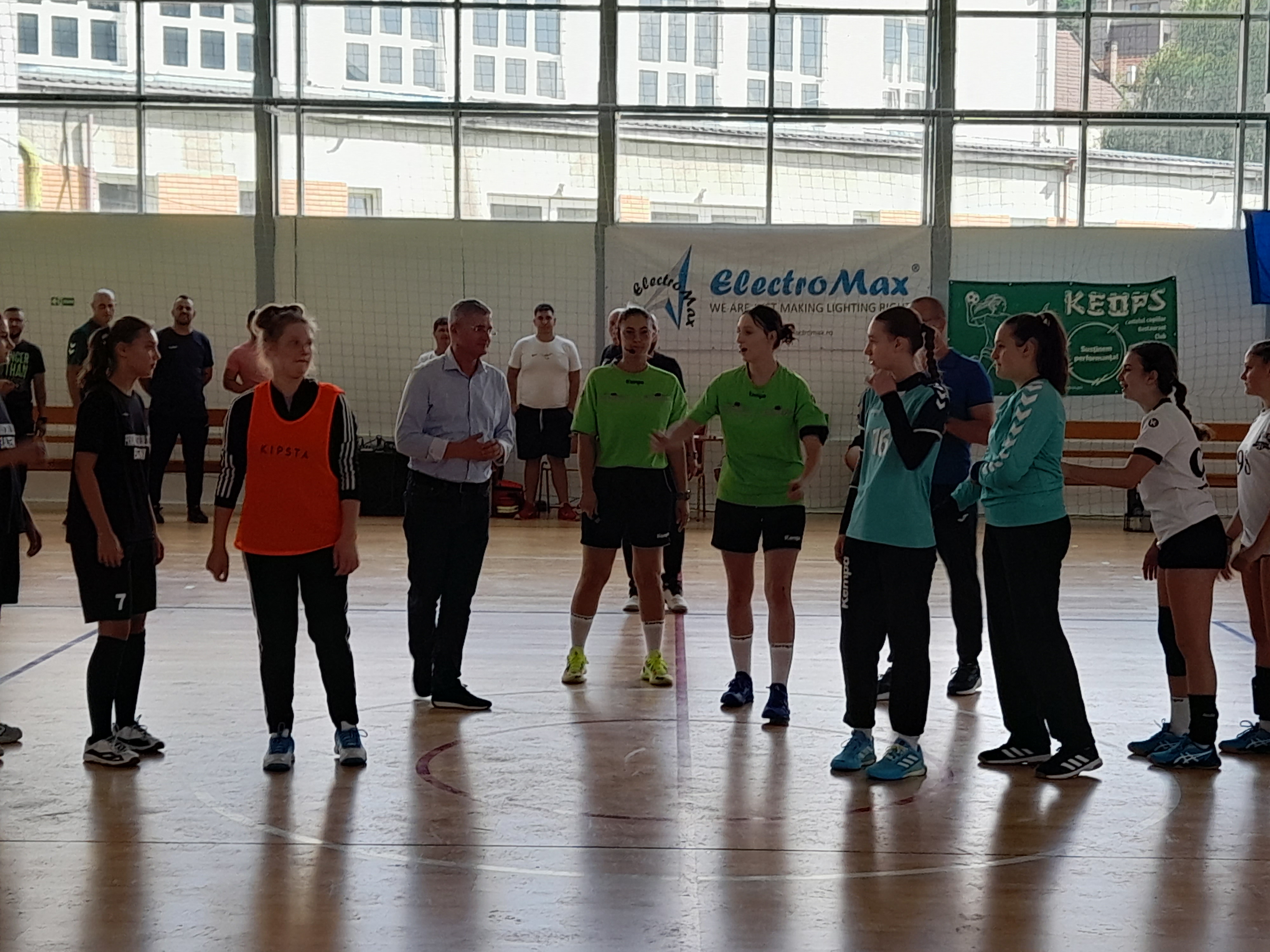 Cupa „Electro Max” la handbal feminin-junioare a atras sute de tineri