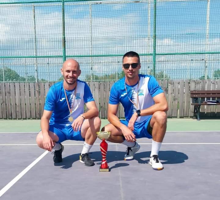 Pompier performant la fotbal tenis