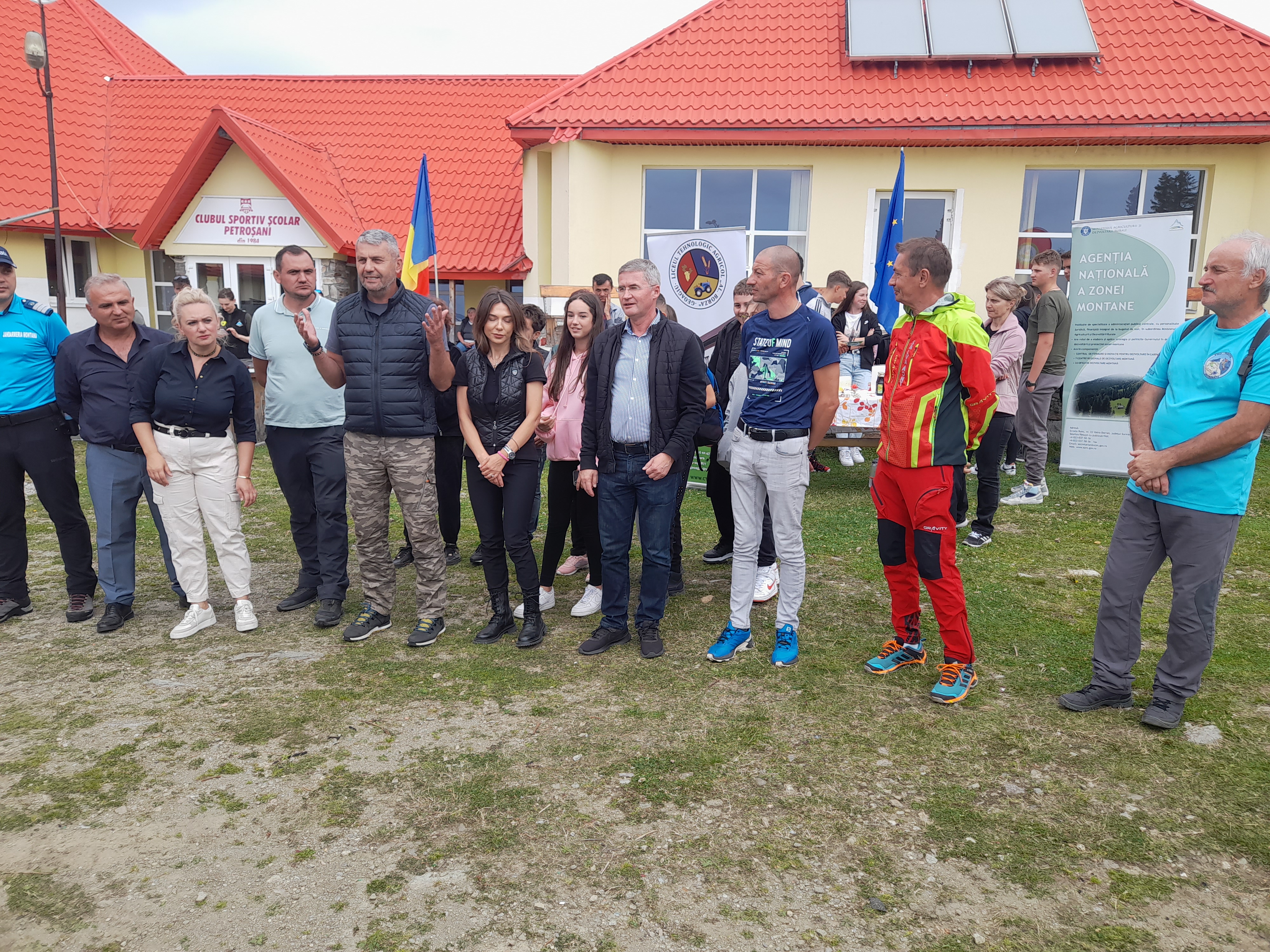 Joi, 14 septembrie, in Statiunea Parang-Petrosani, la cota 1.700 m, / S-a marcat „Ziua Nationala a Muntilor”