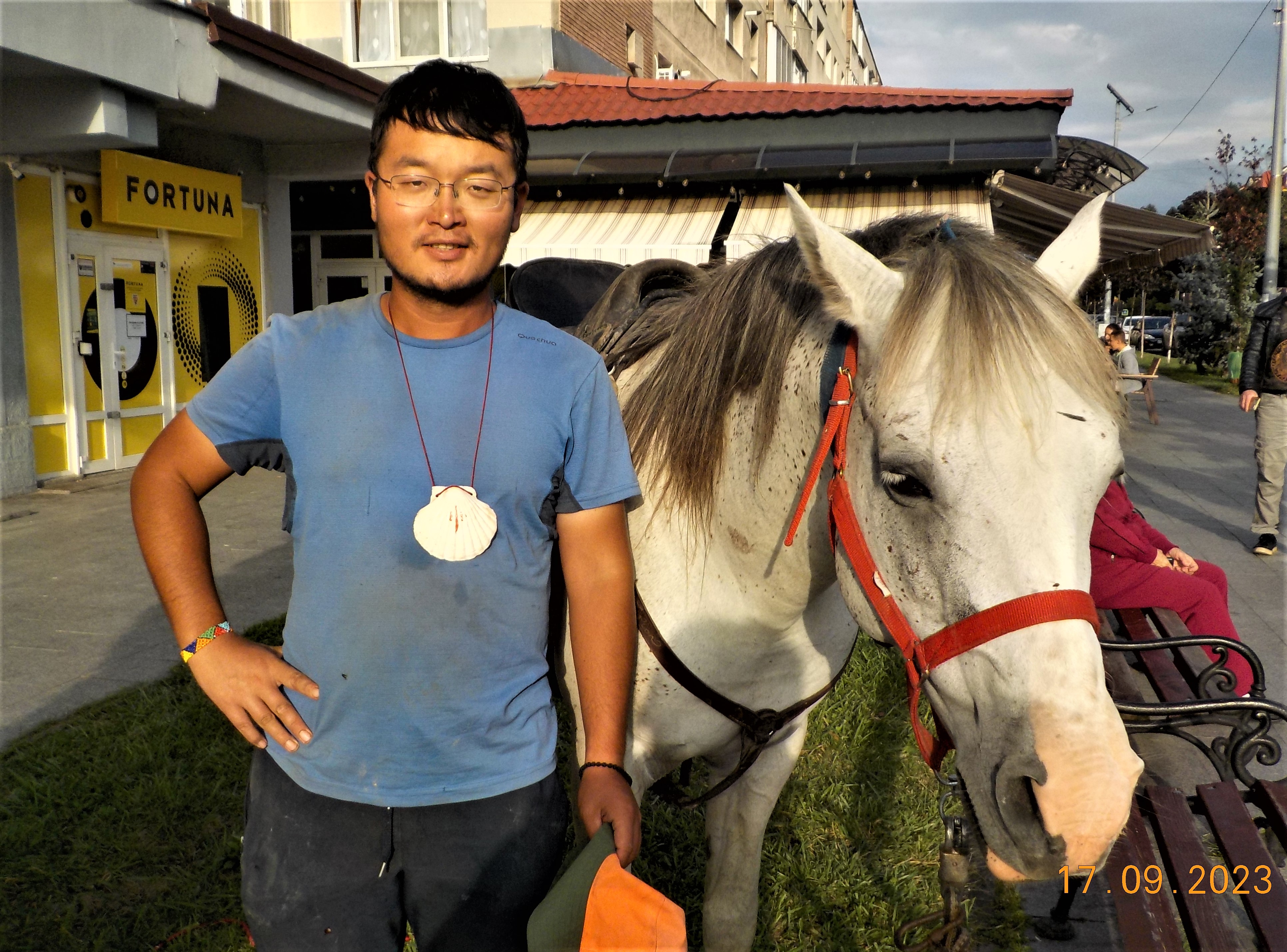 Duminica,/ Chinezul aventurier si calul lui au poposit la Vulcan
