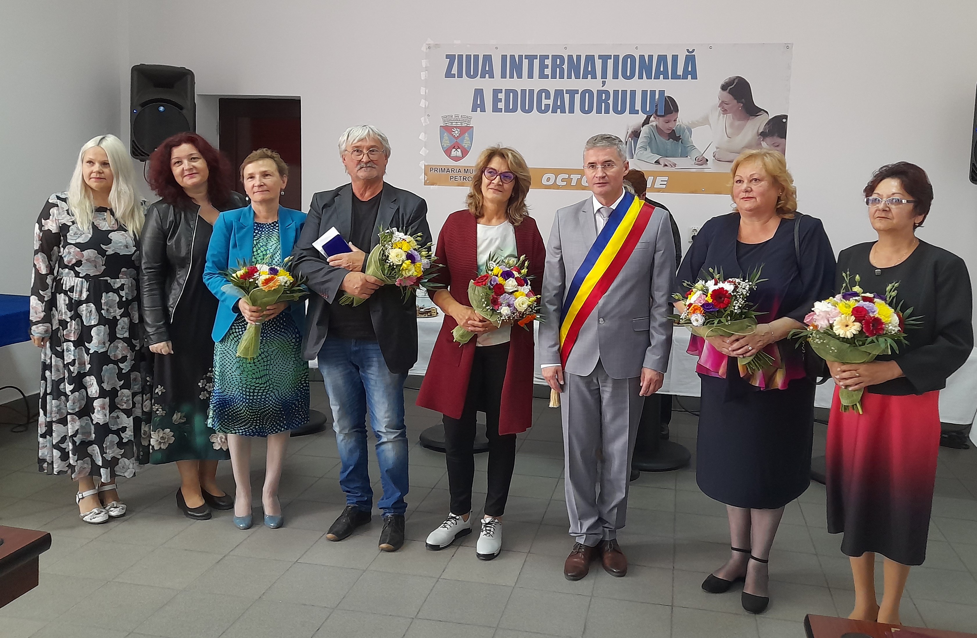 Primarul Petrosaniului a premiat / Sase cadre didactice pensionate