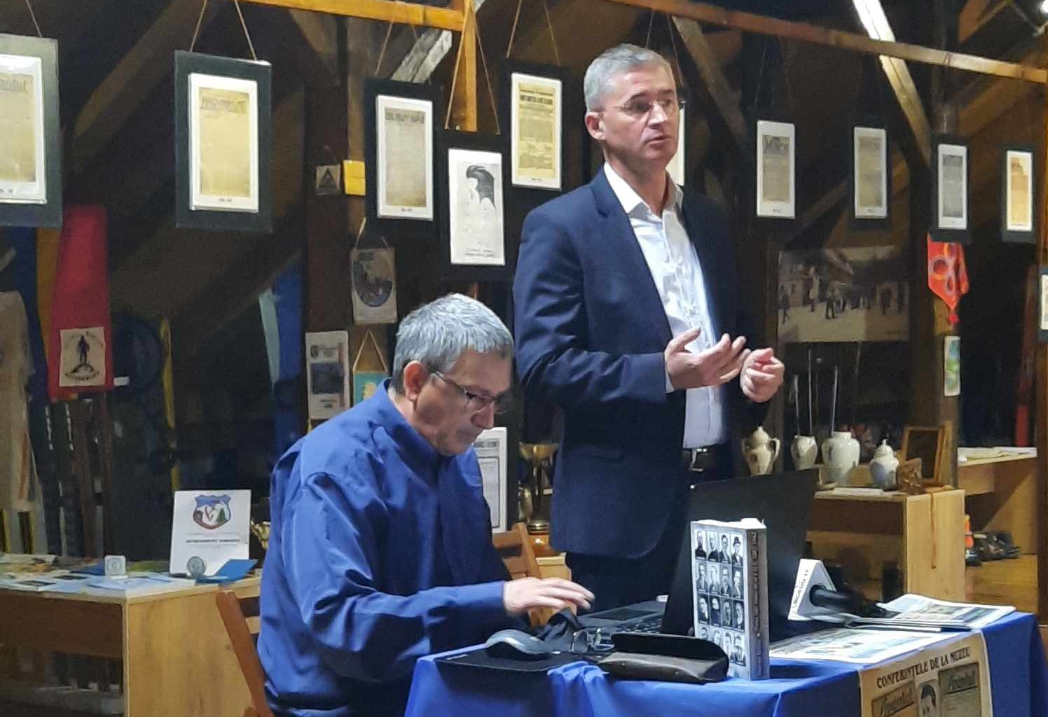 La Muzeul Mineritului din Petrosani / Inspirat, primarul Tiberiu Iacob-Ridzi a comparat munca de cercetare a lui Marian Boboc cu munca minerului