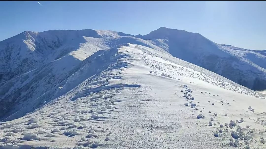 Primul strat de zapada este cel mai instabil la munte. Apel de la salvamontisti
