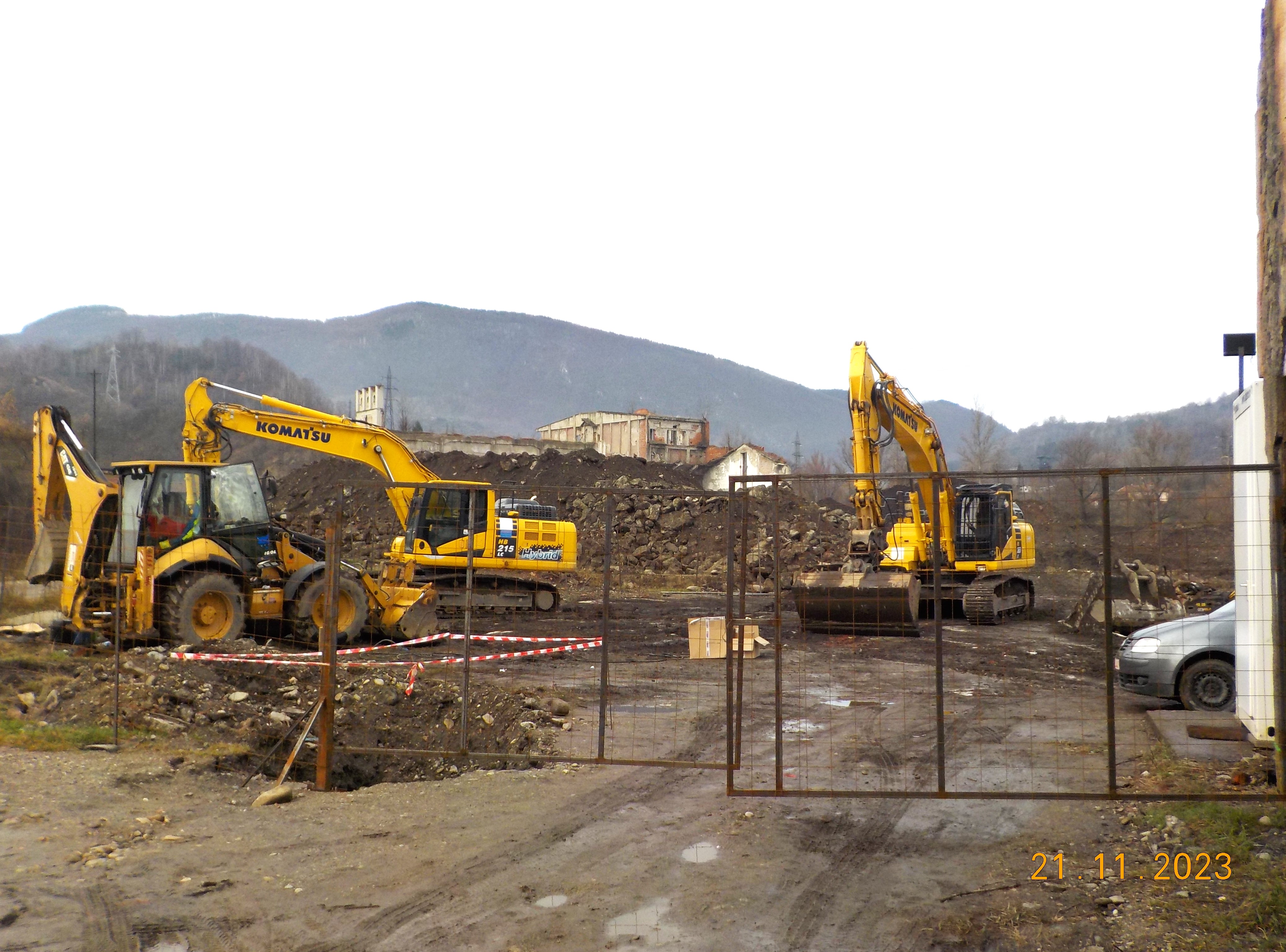 Vulcan. Santierul din colonie e ziua al constructorilor, iar noaptea al hotilor