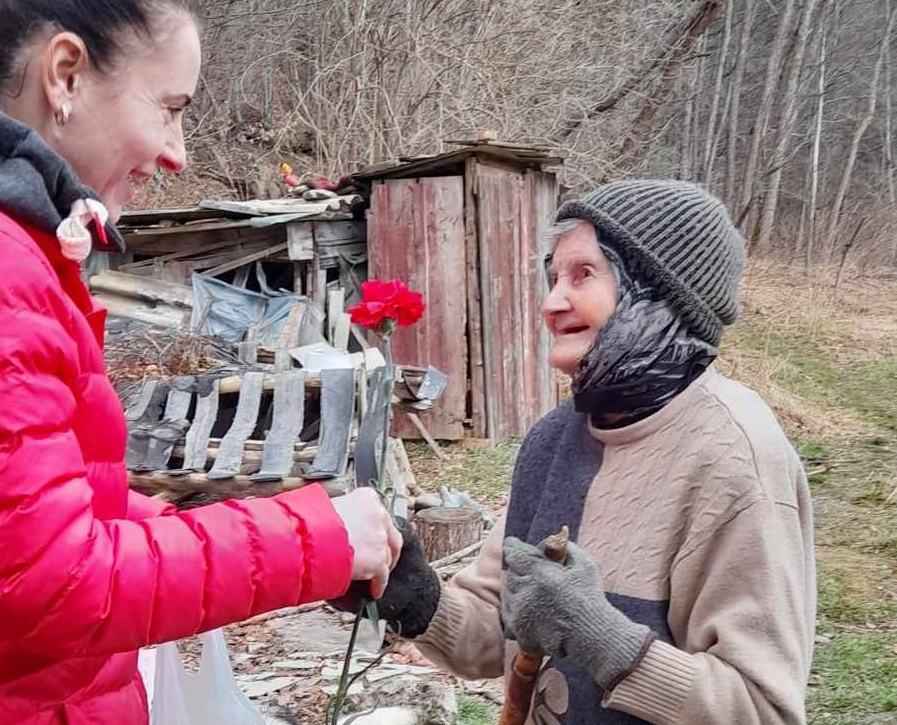 Uricani. Gesturi care-i insenineaza zilele unei femei varstnice