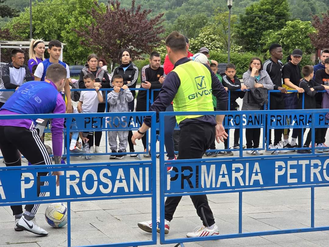 Primaria Petrosani a adus fotbalul in familie
