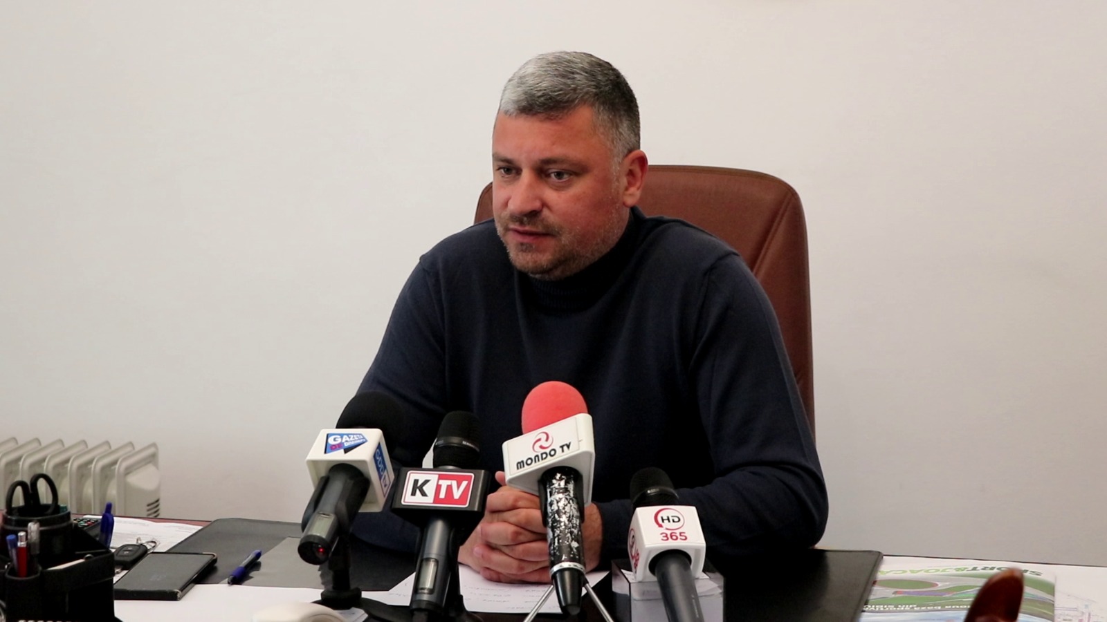 Lupeni. Asfalt proaspat la intrarea in municipiu