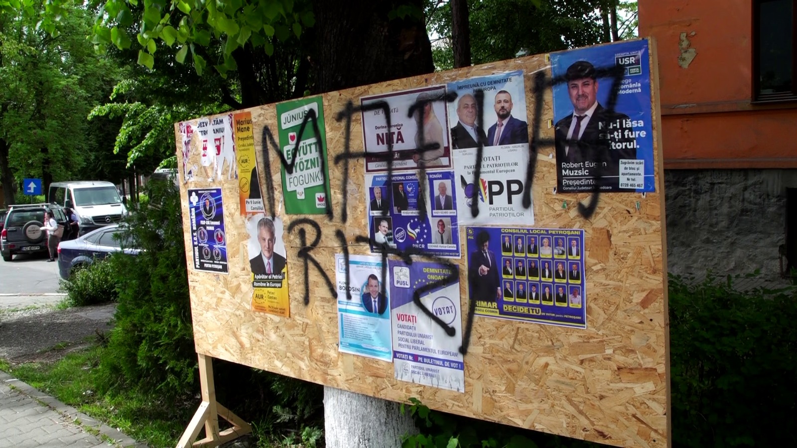 Vandalism electoral la Petrosani! Au distrus si domeniul public