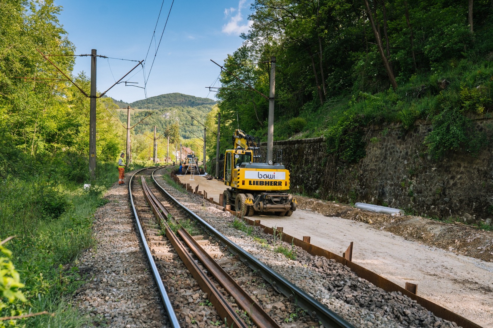 Lucrari ferate tot mai avansate intre Banita, Merisor si Crivadia