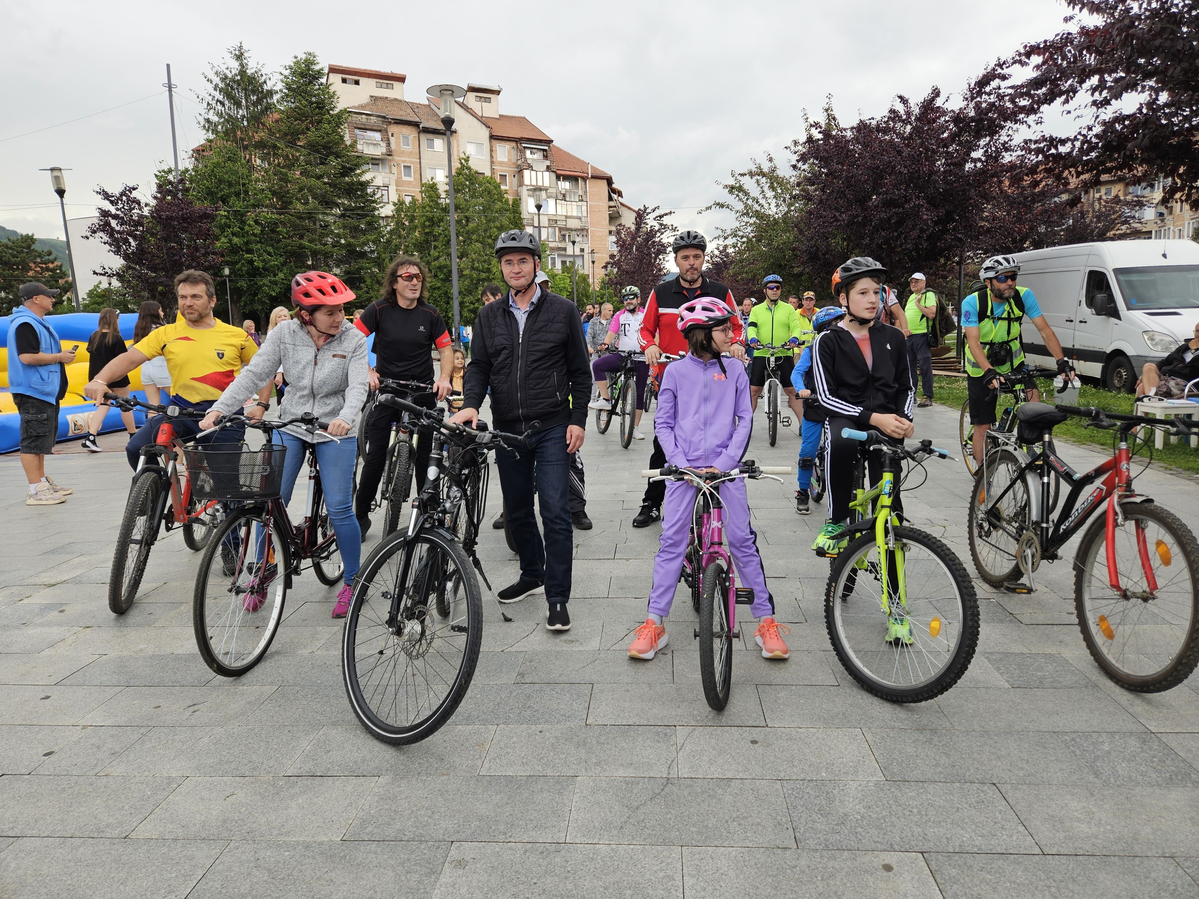 Petrosani. Primarul Tiberiu Iacob-Ridzi la marsul biciclistilor