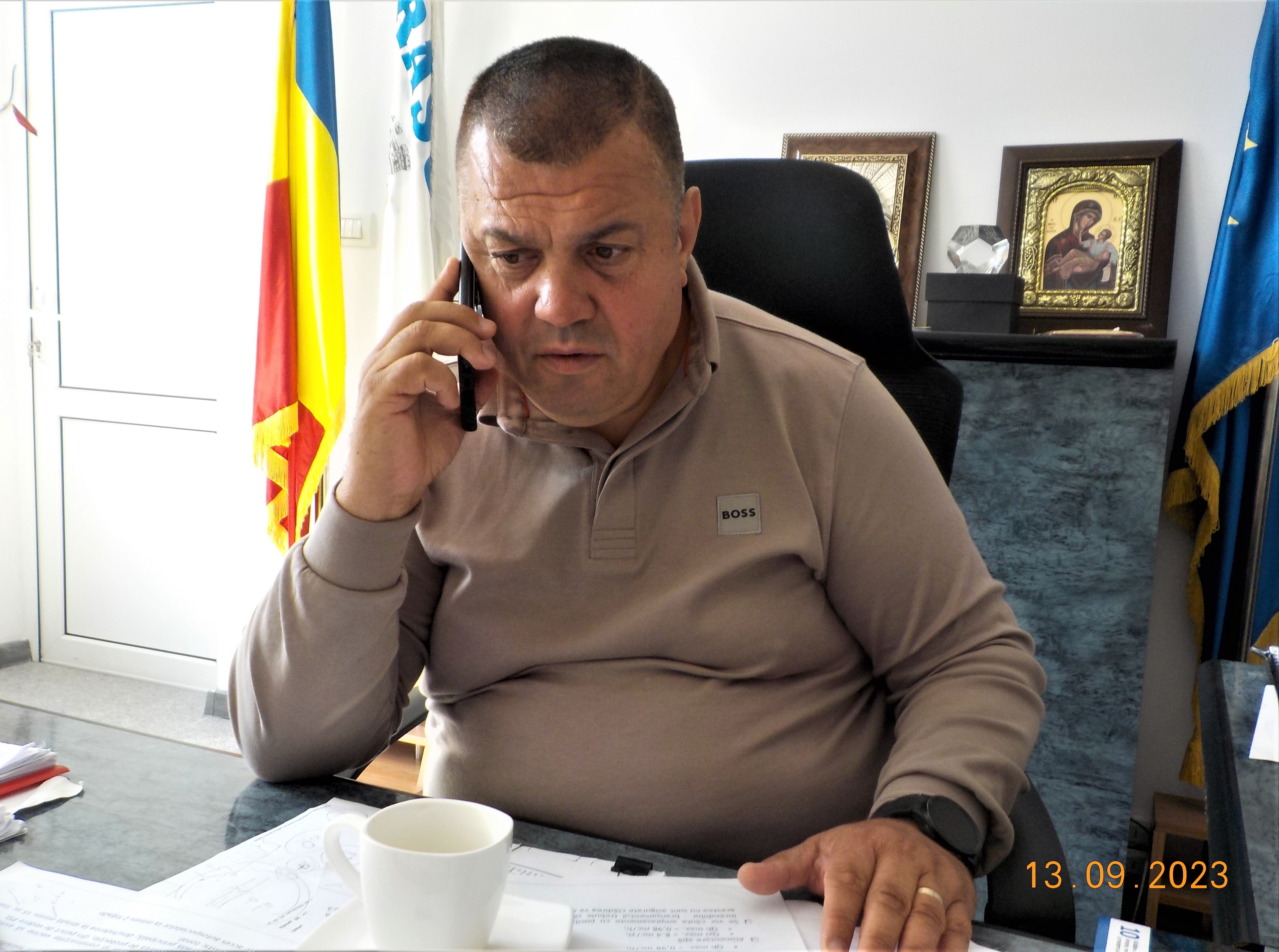 Uricani. Iluminat modern pe faleza Jiului