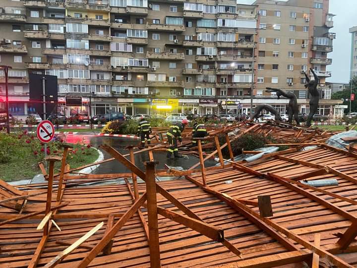 Masini afectate si acoperisuri luate pe sus de vant 
