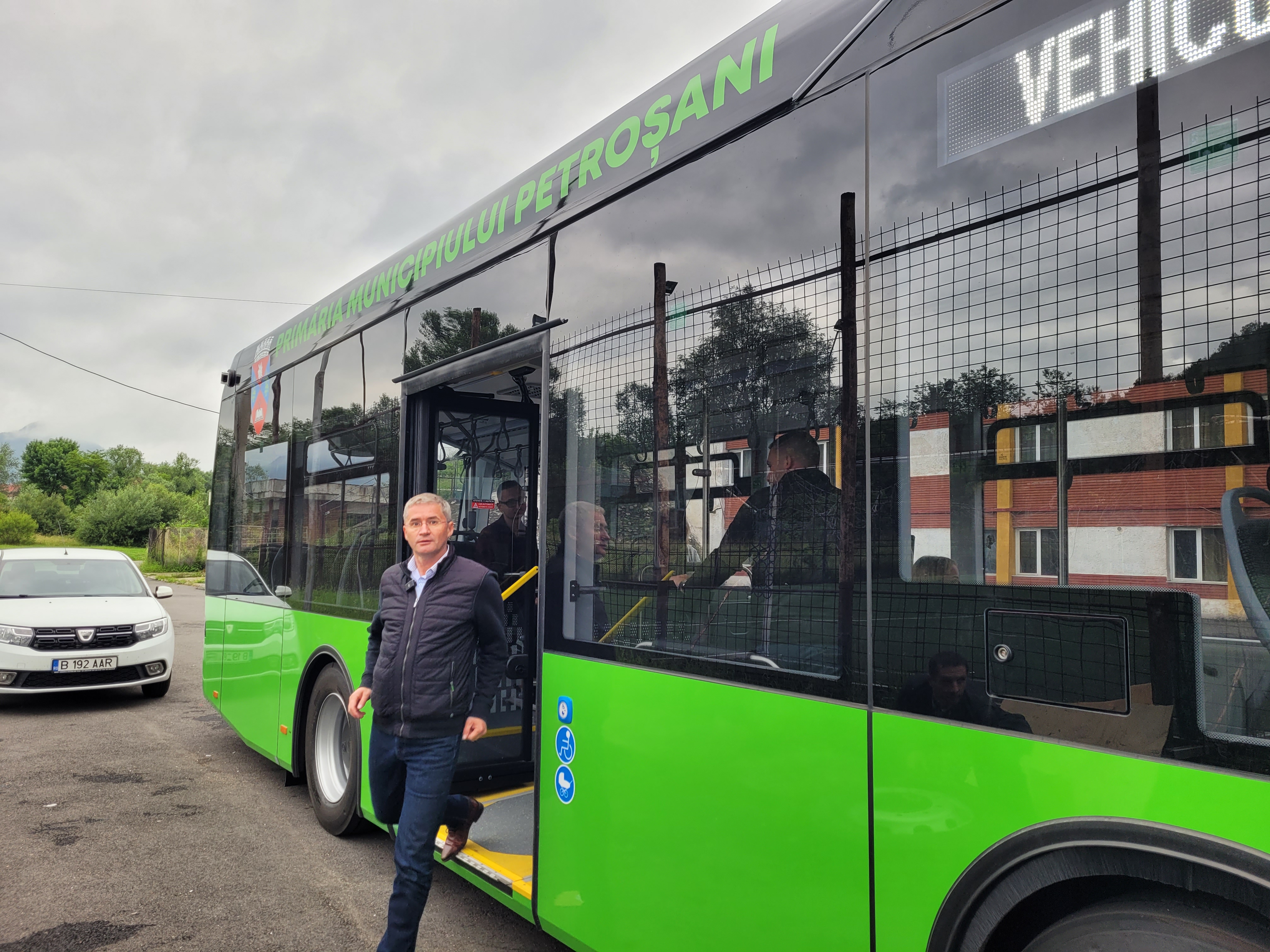 Primarul Tiberiu Iacob-Ridzi – primul pasager. Primul autobuz electric a ajuns la Petrosani cu bine