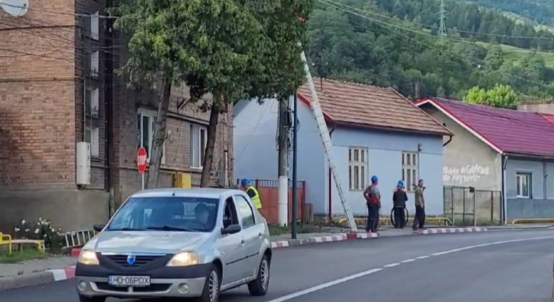 Stalpii de beton din Petrila vor fi demontati