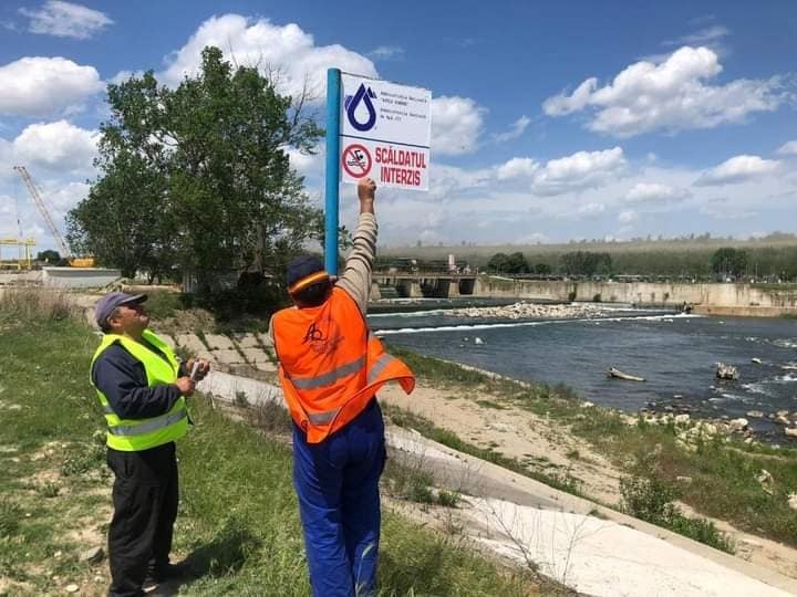Apele Romane avertizeaza: scaldatul in Jiu, interzis!