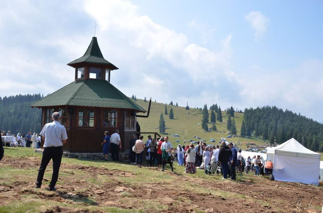 Un schit de maici se construieste la Petrila, in Poiana Muierii