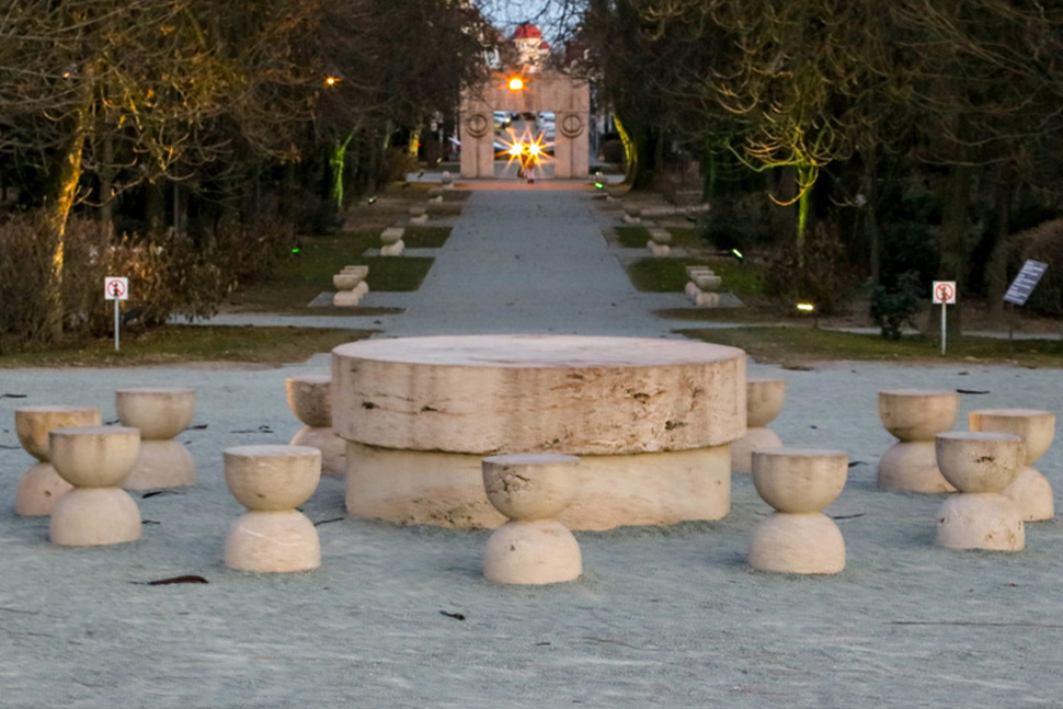 Ansamblul Monumental „Calea Eroilor“, realizat de Constantin Brancusi la Targu Jiu, si Frontierele Imperiului Roman – Dacia au fost inscrise in Lista  Patrimoniului Mondial UNESCO