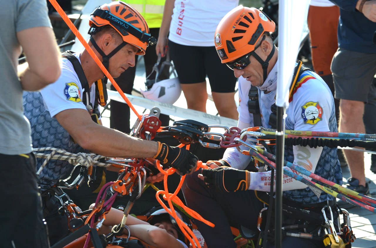 La un concurs international / Alpinistii hunedoreni - locul 1 